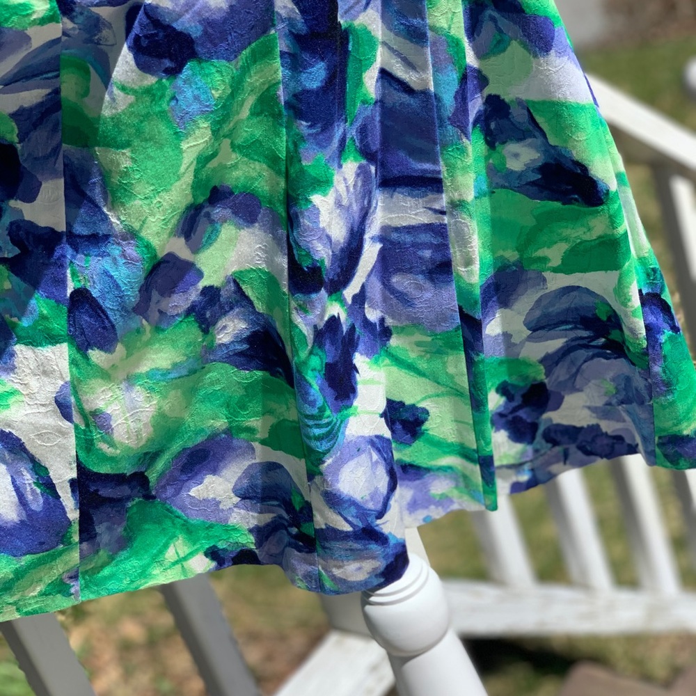 Chaps Sleeveless summer dress Size 10
V neck front and back Blues, Greens, White - Picture 6 of 11